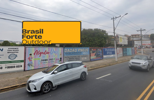 Outdoor em Bragança Paulista com rua movimentada